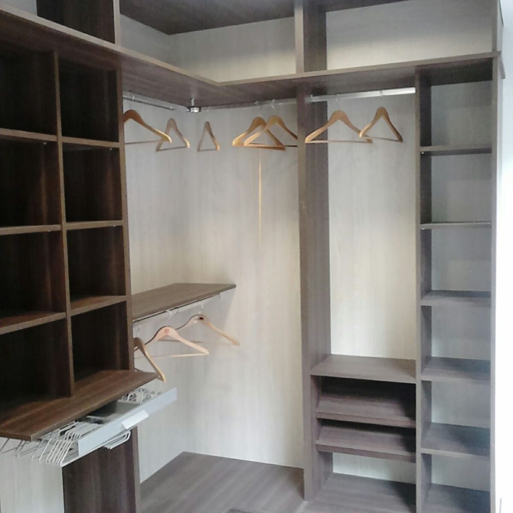 Vestidor de esquina a medida y práctico para espacios reducidos